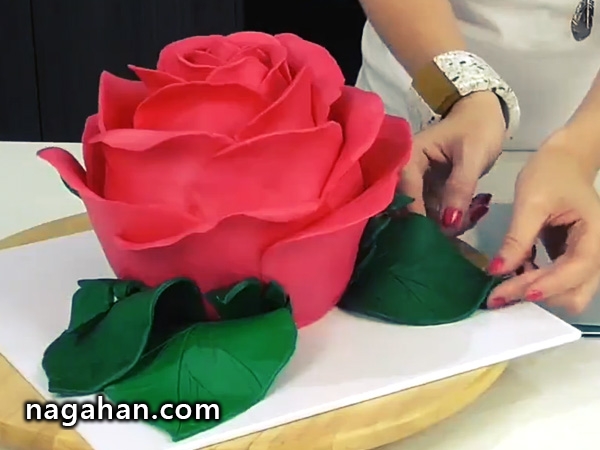 کلیپ کوتاه آموزش تزئین کیک به شکل گل رز