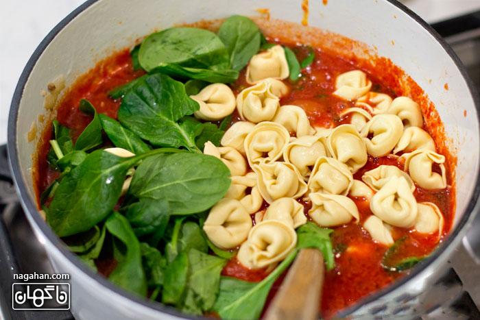 2-سوپ ایتالیایی تورتلینی با گوجه فرنگی  و اسفناج | پیش غذای ایتالیایی سالم و رژیمی