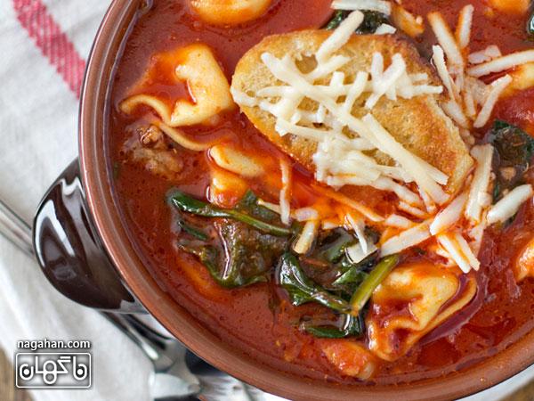 عکس سوپ ایتالیایی تورتلینی با گوجه فرنگی و اسفناج | پیش غذای ایتالیایی سالم و رژیمی