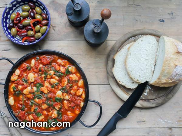 خوراک لوبیای سفید اسپانیایی با گوجه فرنگی غذای گیاهی مقوی برای گیاهخواران