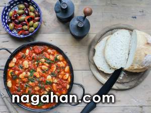 خوراک لوبیای سفید اسپانیایی با گوجه فرنگی غذای گیاهی مقوی برای گیاهخواران