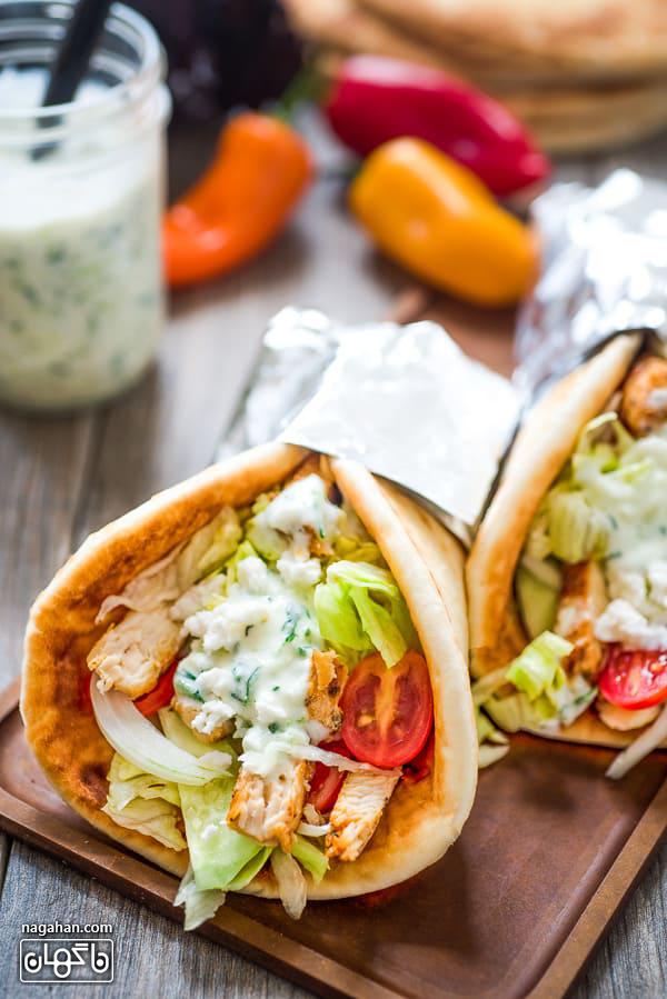 ساندویچ مرغ ژیرو یونانی با سبزیجات تازه